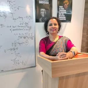 professional online Maths tutor Meenakshi